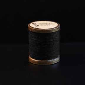 Svart brodyrtråd 100% ull - ulltråd på träspole för vikingatida broderi, 50m S-spunnet garn