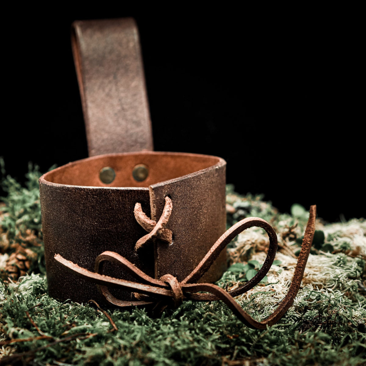Hornhållare till bältet, mediumstorlek, närbild på läderdetaljer och lacing med organisk horn