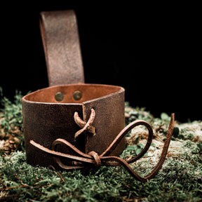 Hornhållare till bältet, mediumstorlek, närbild på läderdetaljer och lacing med organisk horn