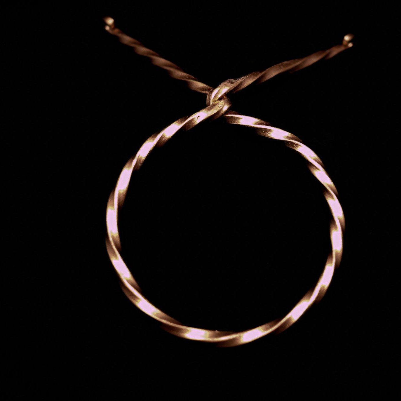 Dryckeshorn med koppar-ton järnstativ fotograferat uppifrån, visar hornets naturliga färgtoner och glans