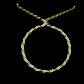 Dryckeshorn i guld-ton järnstativ från ovan, visar hornets naturliga färg och järnbandens spiralform