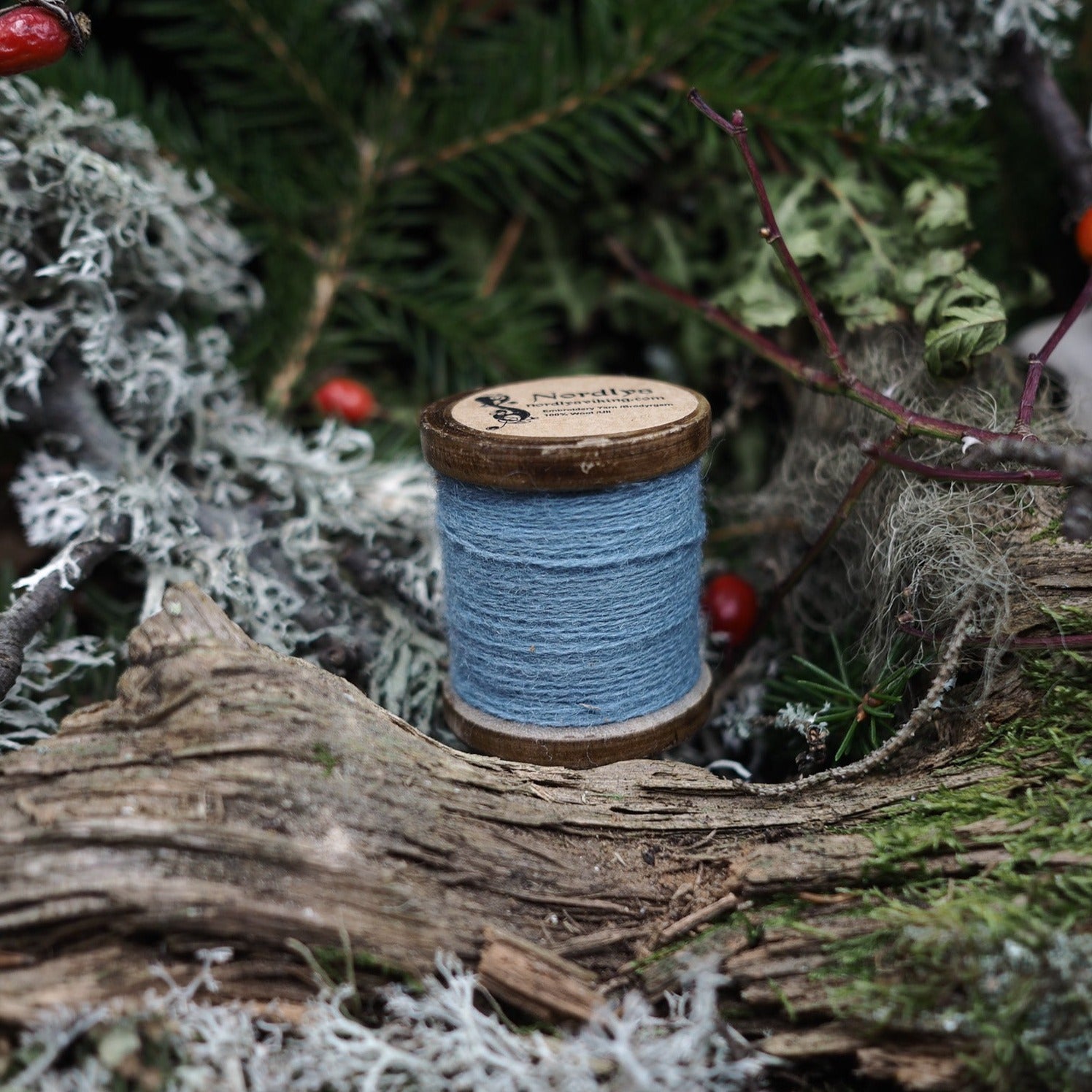Ljusblå brodyrtråd 100% ull på trärulla bland naturliga vintermotiv - 50m S-snurrad ull för stickning och broderi