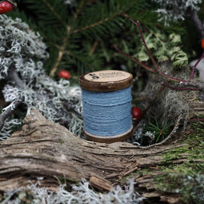 Ljusblå brodyrtråd 100% ull på trärulla bland naturliga vintermotiv - 50m S-snurrad ull för stickning och broderi