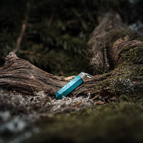 Stenhänge med Turkos - hexagonformad färgad howlite i turkosblått med mässingsprydd cap på kedja