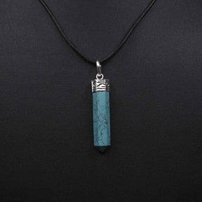 Stenhänge med Turkos - cylindrisk turkosblå howlite med silverpläterad mässingsfastning på träunderlag