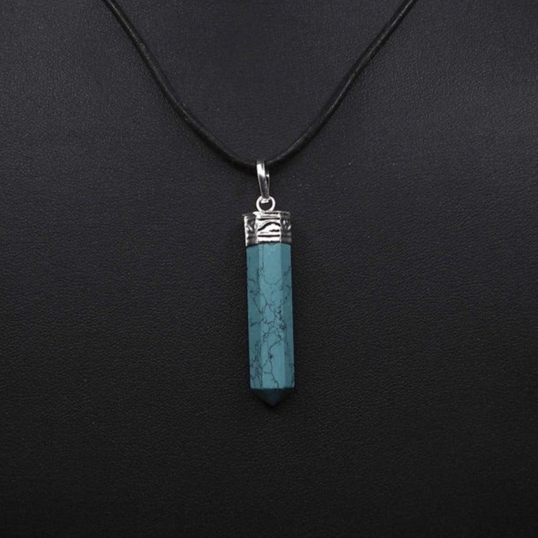 Stenhänge med Turkos - cylindrisk turkosblå howlite med silverpläterad mässingsfastning på träunderlag