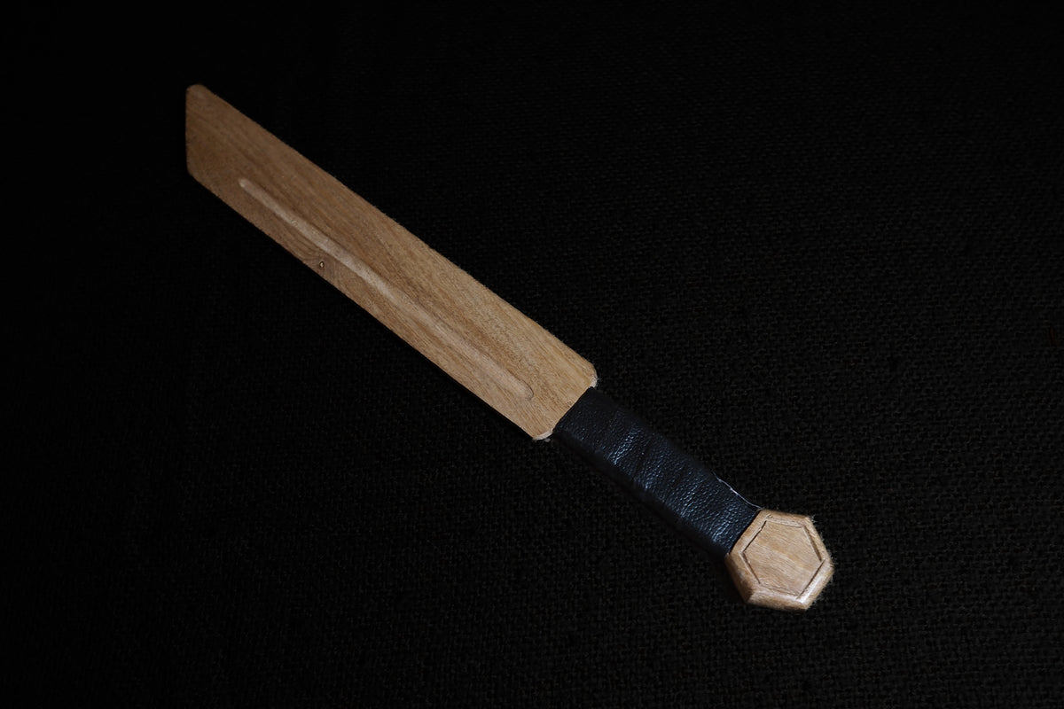 Träsvärd Sax, läder, på trä.