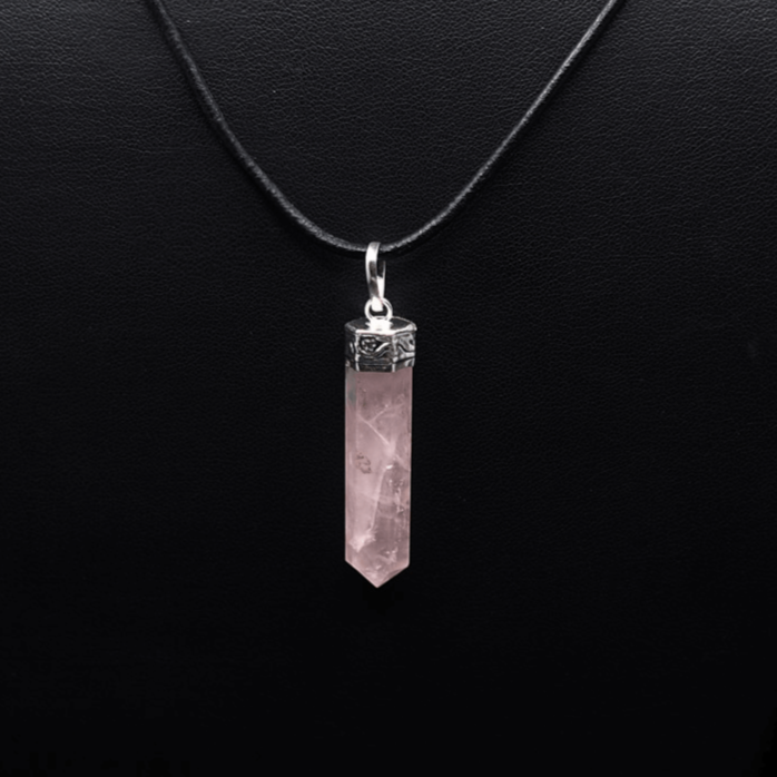 Rosenkvarts stenhänge på svart bakgrund - rosa kvarts med mässingsfäste och halsband