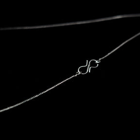 Detaljbild av silverpläterad kedjans s-formade lås, visar höggkvalitativ metalltillverkning lämplig för halsband även för barn