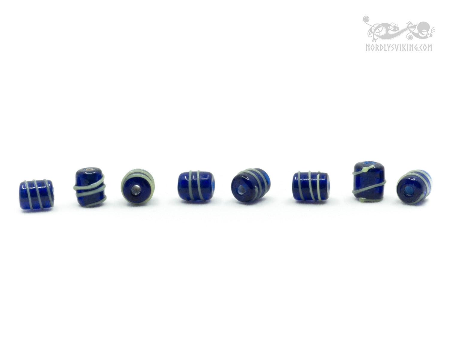 Åtta blå getingpärlor med greenish-grå stripes från Birka på Björkö, vikingatida glaspärlor