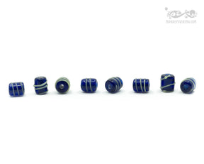 Åtta blå getingpärlor med greenish-grå stripes från Birka på Björkö, vikingatida glaspärlor