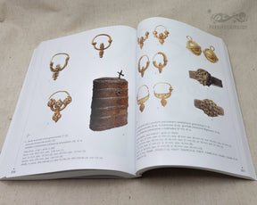 Museikatalog visar Great Moravian guldörhängen och smycken från medeltiden, inklusive tråd-arbetade örhängen, hängsmycken och dekorativa broschfibulor av koppar och brons.
