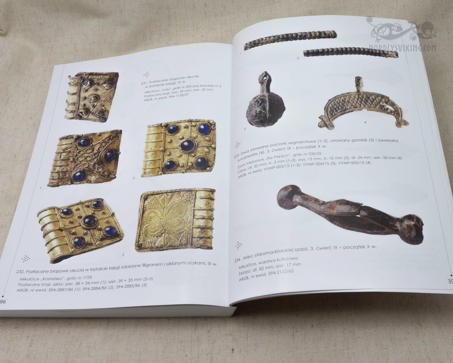 Museikatalog visar dekorativ medeltida mässingsarbete med lapislazuli-inlägg, smidda dekorativa band, handtag och fibulor från Great Moravia-utgravningarna.