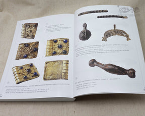 Museikatalog visar dekorativ medeltida mässingsarbete med lapislazuli-inlägg, smidda dekorativa band, handtag och fibulor från Great Moravia-utgravningarna.