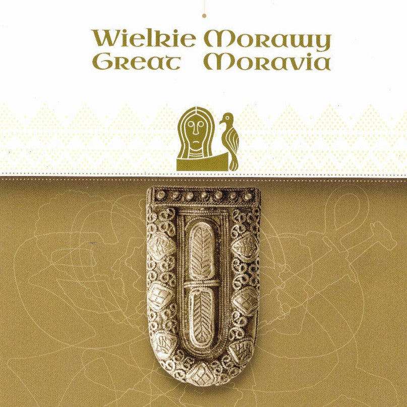 Bokbeskrivning för 'Wielkie Moravia - Great Moravia'. Bokens omslag visar en guldfärgad och krämbeigedesign med medievalisk typografi och Viking-estetik. En illustration av en kvinnlig figur och en fågel visas tillsammans med en detaljerad replica av en medievevalisk spänne med geometriska och zoomorfa mönster från Moravia-perioden, samtida med Viking-tiden. En arkäologisk referensbok om Moraviska fynd.