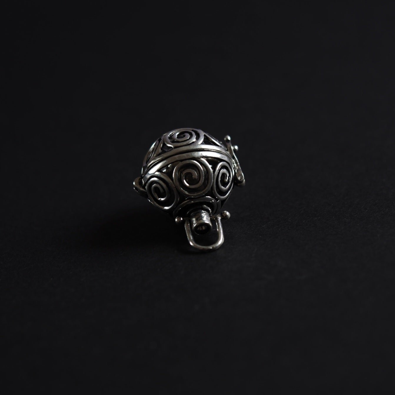 Änglaklocka med solspiraler i mässing - Ornament med sfärisk form och spiralmönster, designat i vikingstil