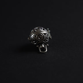 Änglaklocka med solspiraler i mässing - Ornament med sfärisk form och spiralmönster, designat i vikingstil