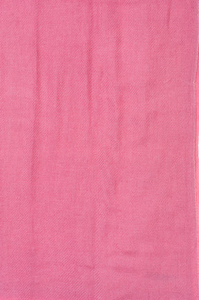 Närbild av rosa kashmir sjals twillväv, visar fintvävd ullkvalitet och hantverk med detaljerade texturer.