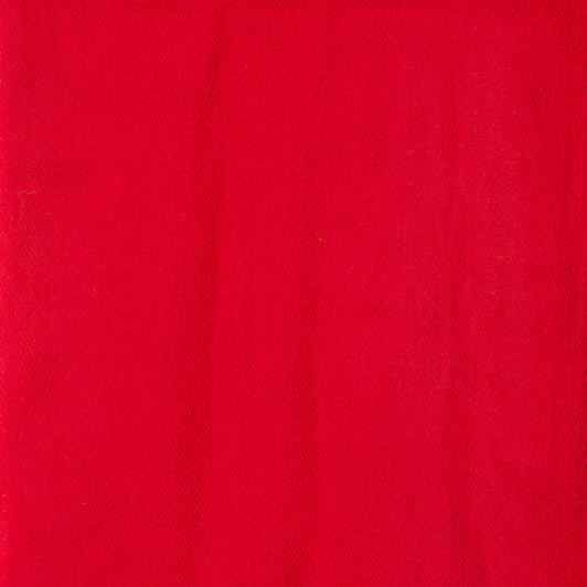 Röd kashmir sjals färgprov, visar rik och vibrant röd nyans med twilltvävad struktur i finaste ull.