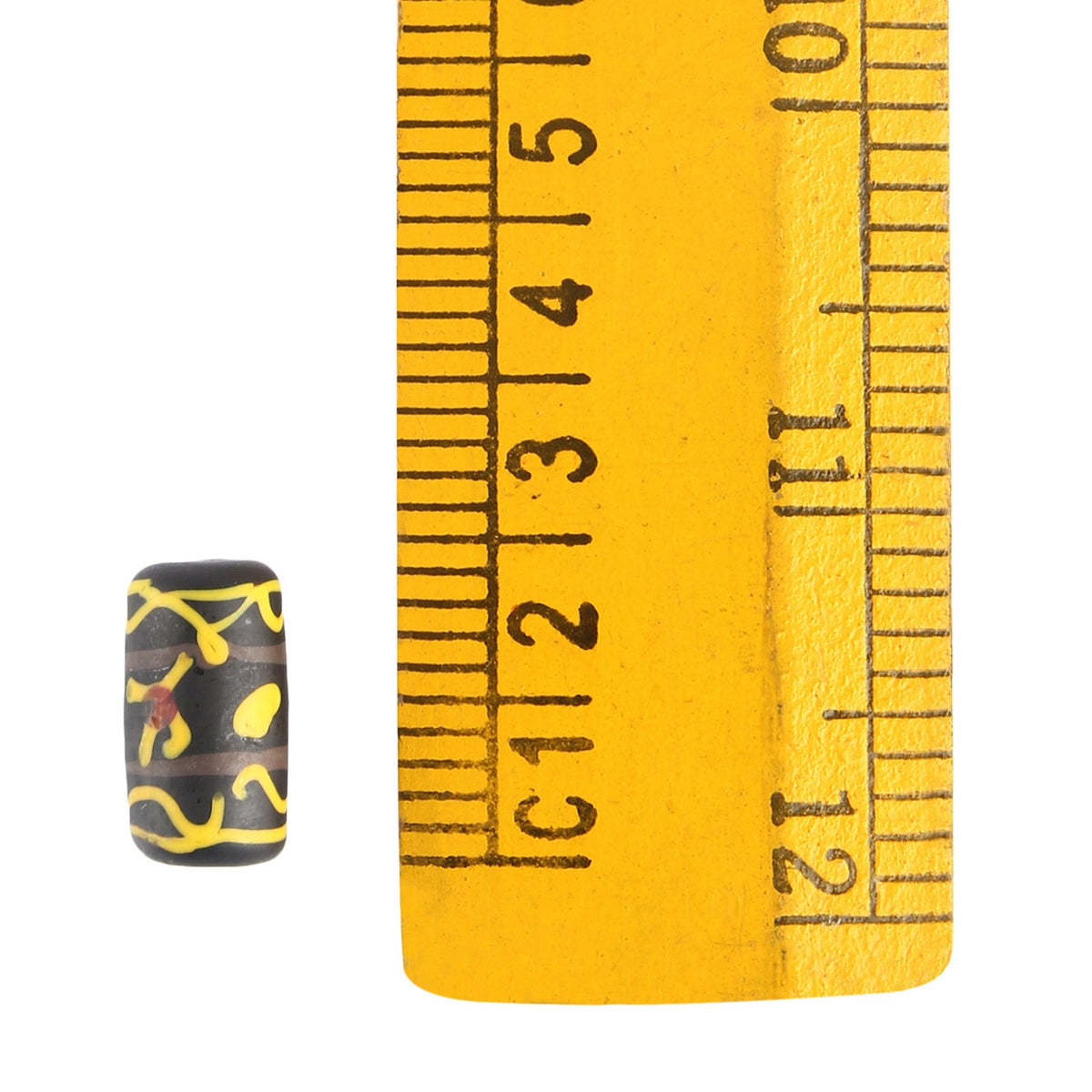 Sort glasperle med gul dekor, Storfossen – ved siden af lineal, perlen måler ca. 1 cm