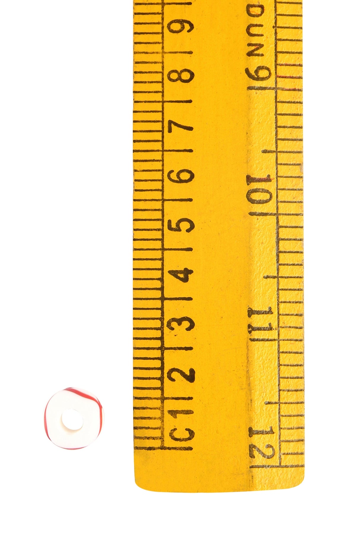 Hvid glasperle med dekor, Vega – ved siden af lineal, perlen måler ca. 1 cm