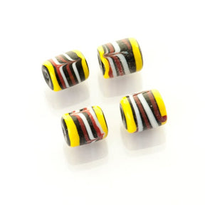 Svart glaspärla med dekor - cylindrisk form med gula, röda och vita horisontella ränder. Vikingatida pärlor från Tyskland.