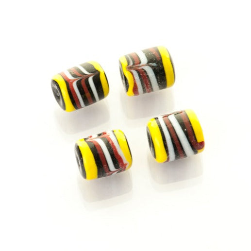 Svart glaspärla med dekor - cylindrisk form med gula, röda och vita horisontella ränder. Vikingatida pärlor från Tyskland.