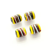 Svart cylindrisk glaspärla med gula, röda och vita horisontella ränder från vikingatiden. Found in Niedersbreisig, Tyskland.