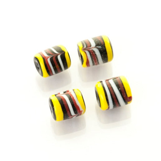 Svart cylindrisk glaspärla med gula, röda och vita horisontella ränder från vikingatiden. Found in Niedersbreisig, Tyskland.