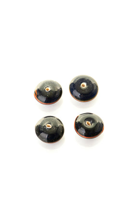 Fyra mörkblå glaspärlor med konsekvent placerad brun dekorativ ring. Perlorna motsvarar autentiska vikingapärlor med karakteristisk form och patina, presenterade mot vit bakgrund.