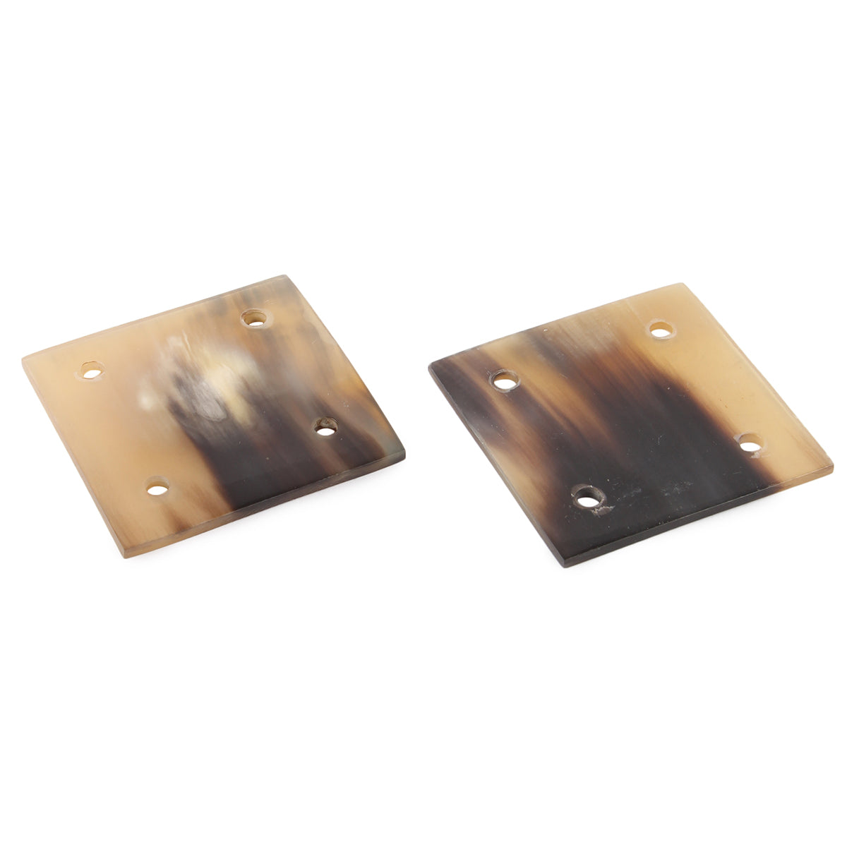 Två hornbrickor för brickväv på vit bakgrund, visar ljus och mörkfärgad horn med naturliga ådringar och inristade vikingtecken