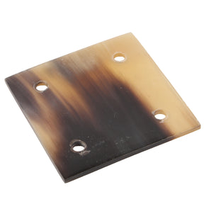 En hornbricka för brickväv i perspektiv som visar dess kvadratiska form och naturliga färggradering från ljus till mörkbrun horn