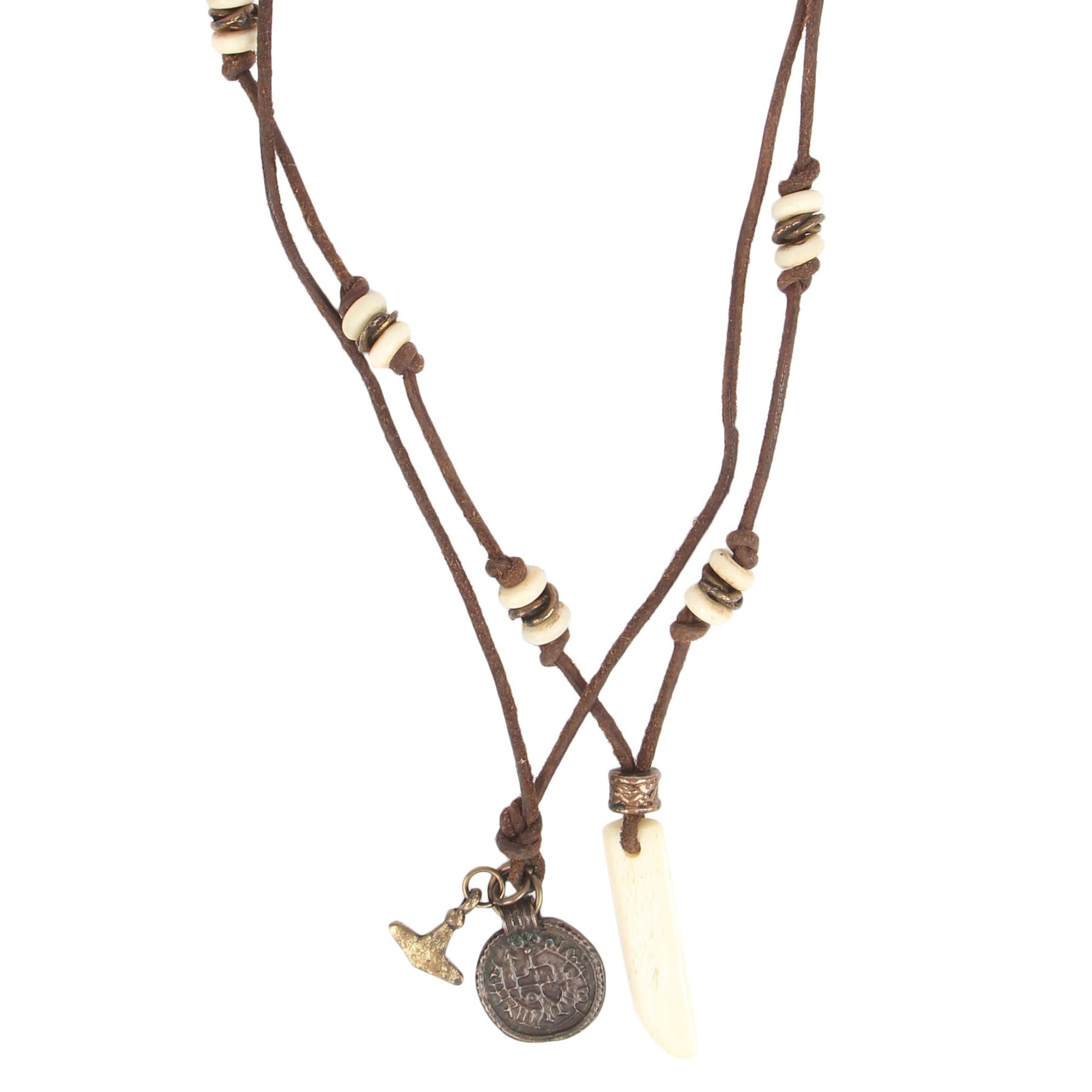 Halsband Fenris med dubbel läderrem, organiskt hornfang i mitten, vikingamynt med runor och mässingsdetaljer, fullt oversiktligt produktfoto.