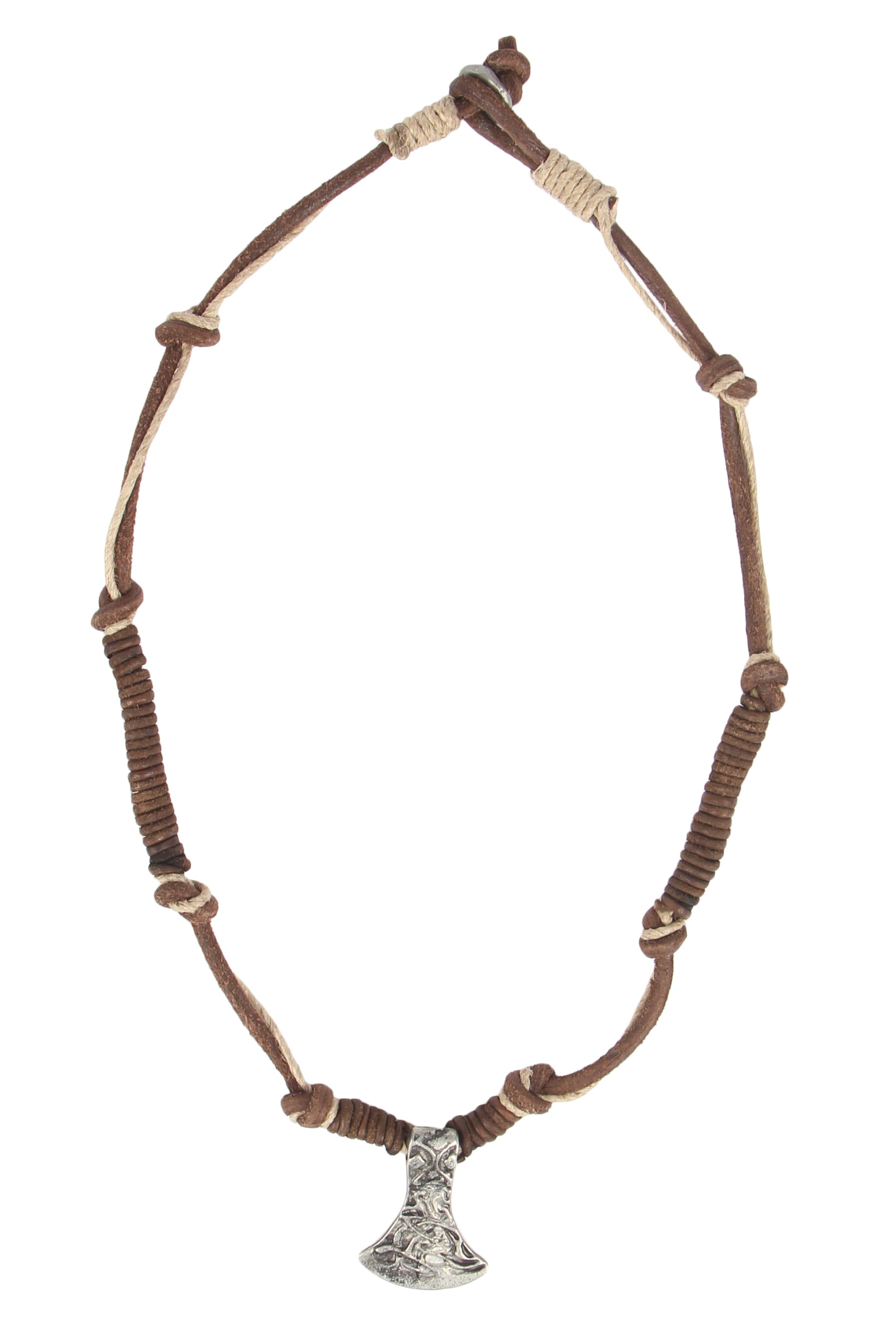 Helt halsband på vit bakgrund visar hela läderbandsläng med dekorativ lindning och knutar. Tenn-axan hänger längst ned.