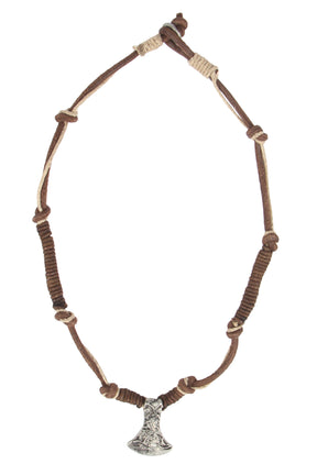 Helt halsband på vit bakgrund visar hela läderbandsläng med dekorativ lindning och knutar. Tenn-axan hänger längst ned.