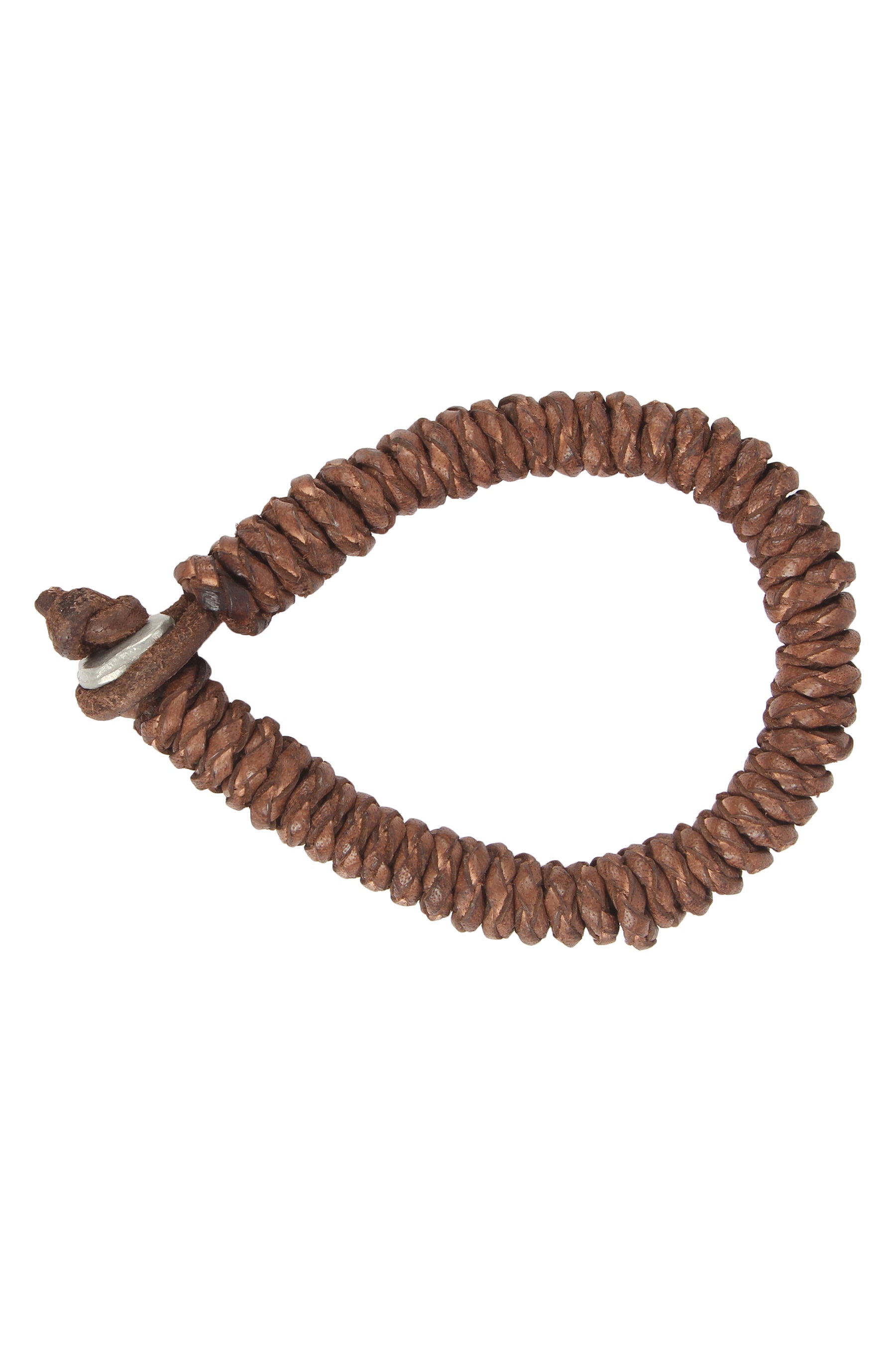 Studiofoto av brunt brokk-armband lagd i ring på vit bakgrund. Visar väl flätmönstret och metallslutningen från alla håll.