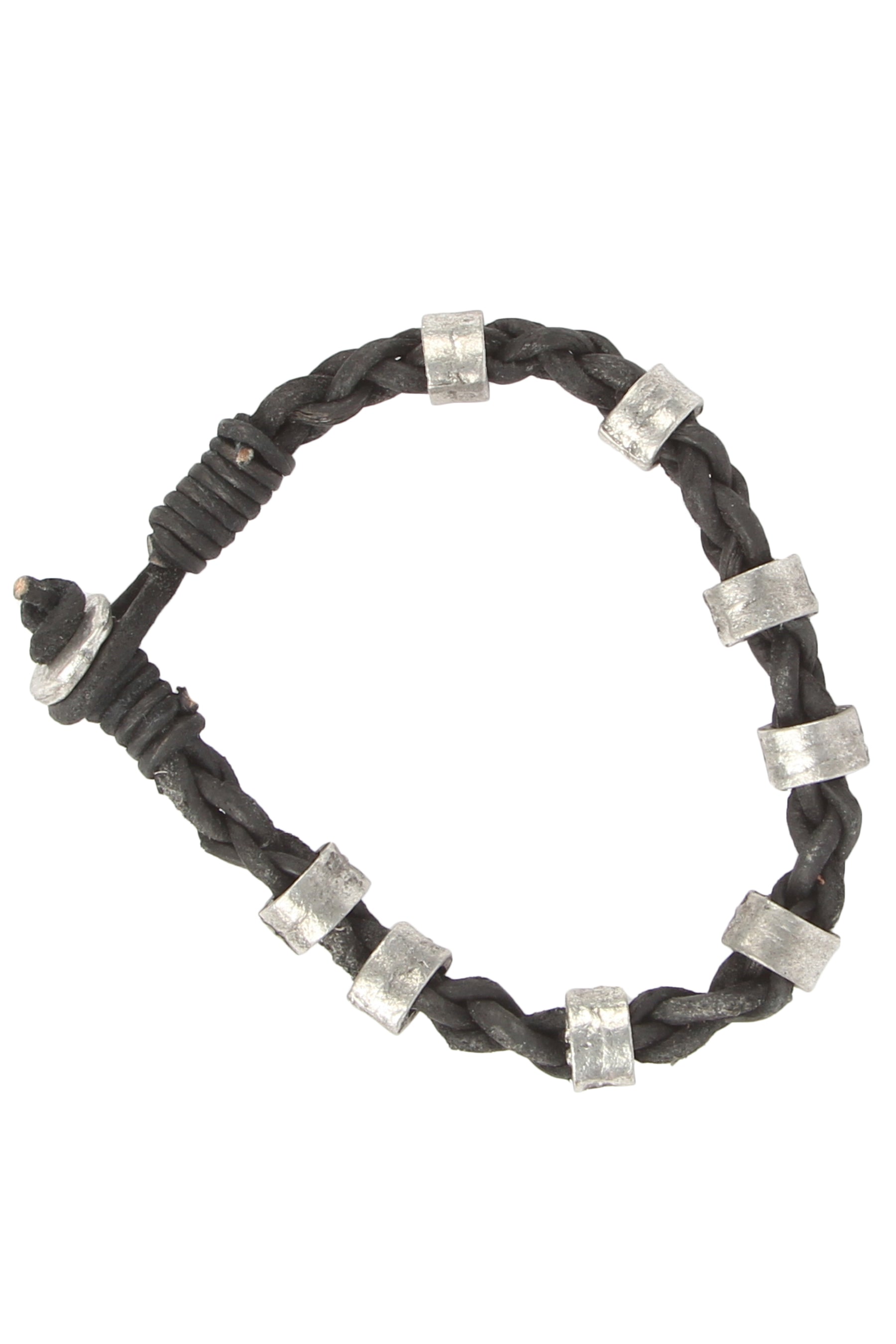 Svart vävsad läderarmband med silverfärgade metallpärlor, ögla- och metallknappslutning. Vikingainspirerad design.