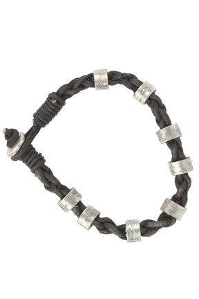 Svart vävsad läderarmband med silverfärgade metallpärlor, ögla- och metallknappslutning. Vikingainspirerad design.