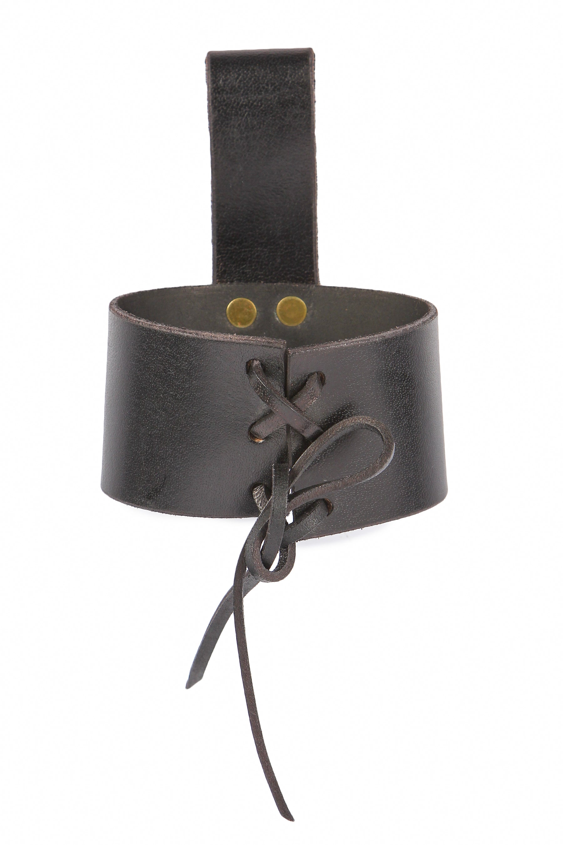 Stort hornhållare för bälte i svart läder med polerat organiskt horn och mässingshårdvara.