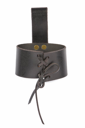 Stort hornhållare för bälte i svart läder med polerat organiskt horn och mässingshårdvara.