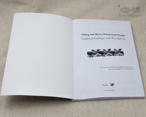 Titelblad av bok om vikingsk och slavisk ornamental design med dedikering och central flätad ramdesign.