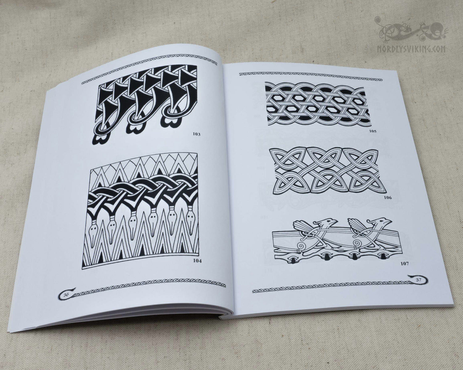 Katalogsida med sex vikingska och slaviska ornamentala mönster med flätade knut-, spiral- och djurformdesign.