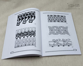 Katalogsida med sex vikingska och slaviska ornamentala mönster med flätade knut-, spiral- och djurformdesign.