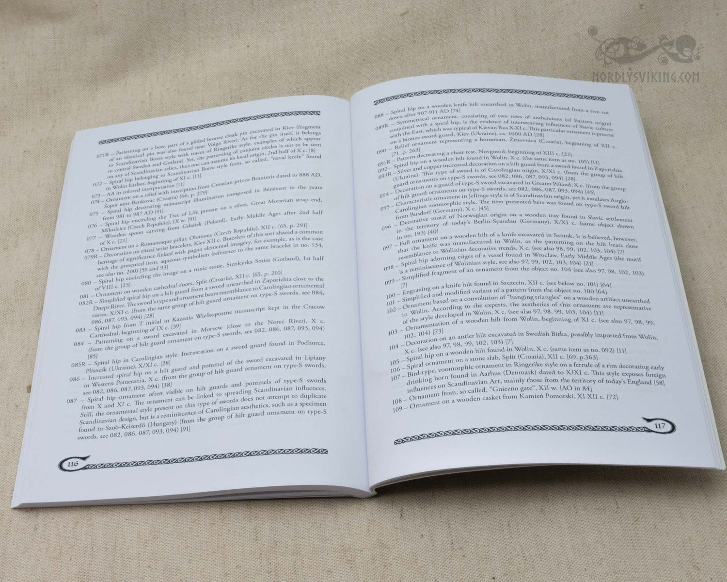 Öppen bok med två sidor från Mönsterböcker vol. 1-4, visar texter och dekorativa ramlinjer med vikingiska ornamentala mönster