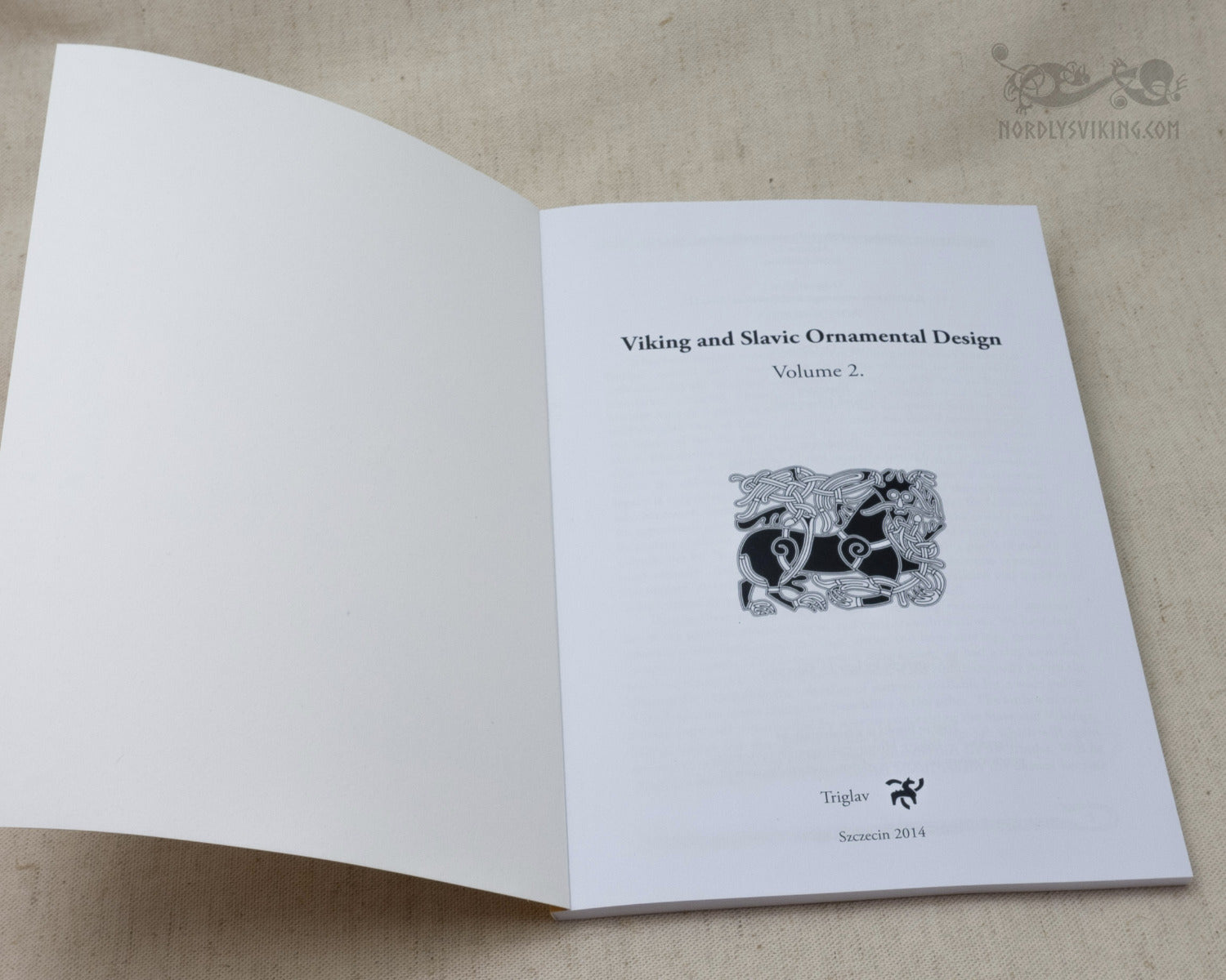 Titelblad av bok om vikingsk och slavisk ornamental design med dedikering och central flätad ramdesign.