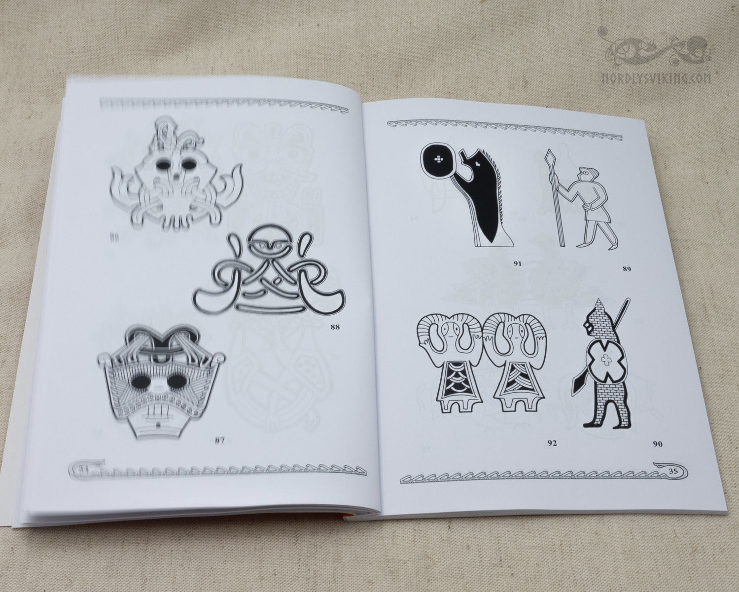 Sida ur bok om vikingsk och slavisk ornamental design med illustrerade designmönster.