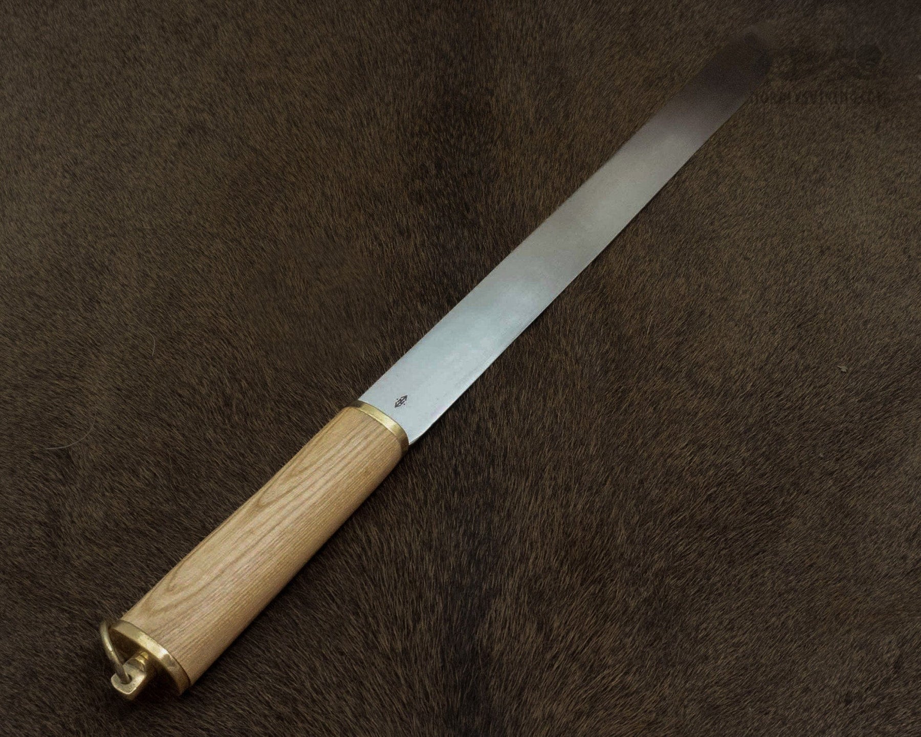 Vikingsk seax med järnutformning och detaljerad hantering.