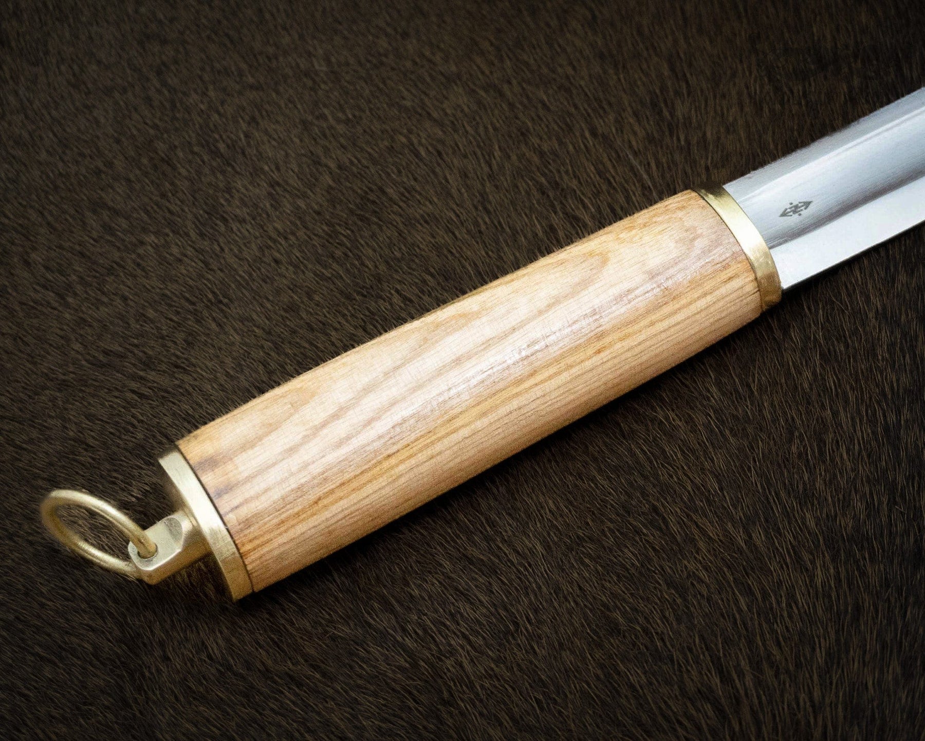 Vikingsk seax med järnutformning och detaljerad hantering.
