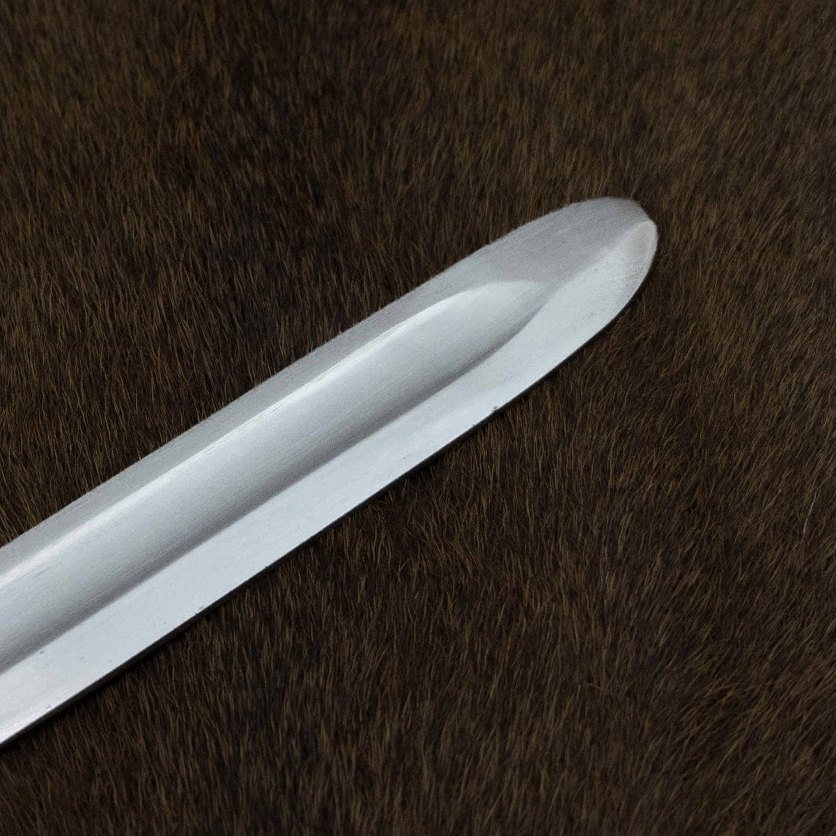 Vikingsk seax med järnutformning och detaljerad hantering.