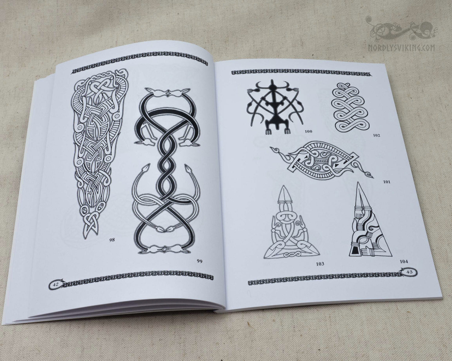 Sida ur bok om vikingsk och slavisk ornamental design med illustrerade designmönster.